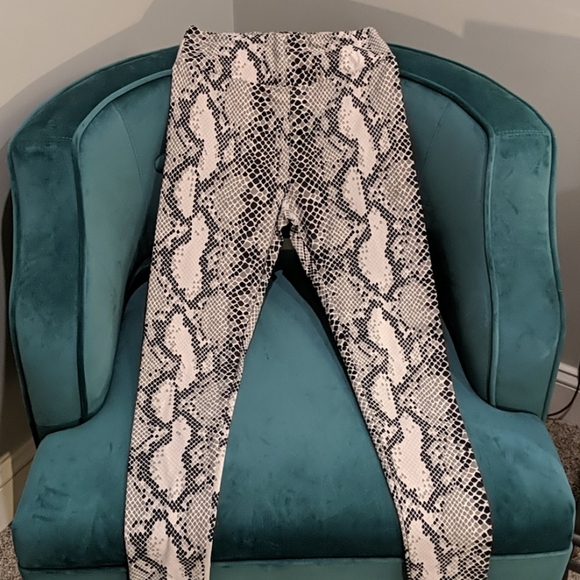 Lularoe Snakeskin Leggings Black White OS EUC HTF - Picture 3 of 4